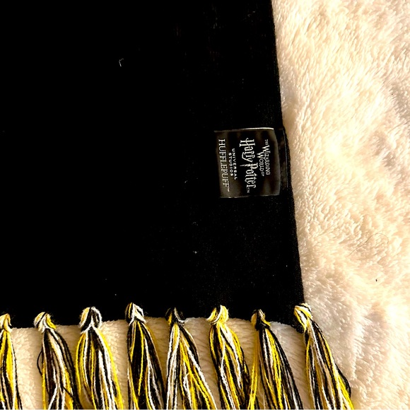 ๐ช Hufflepuff Hogwarts Officially Licensed Scarf - Picture 7 of 8